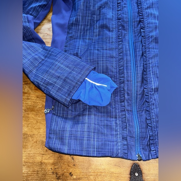 Woman’s Lululemon Blue Run Jacket | Ruffle Zip Front | Plaid Paneling | Size 6 - Picture 5 of 12